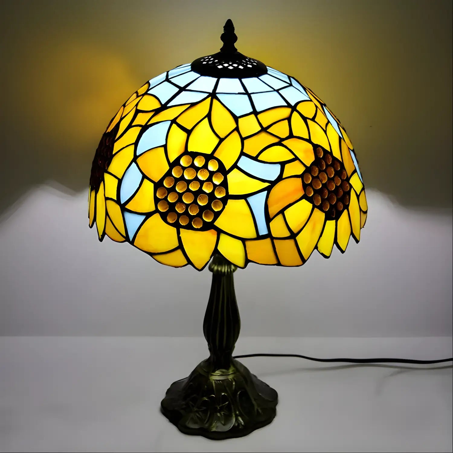 Sunflower Tiffany-Style Lamp with Vibrant Glasswork